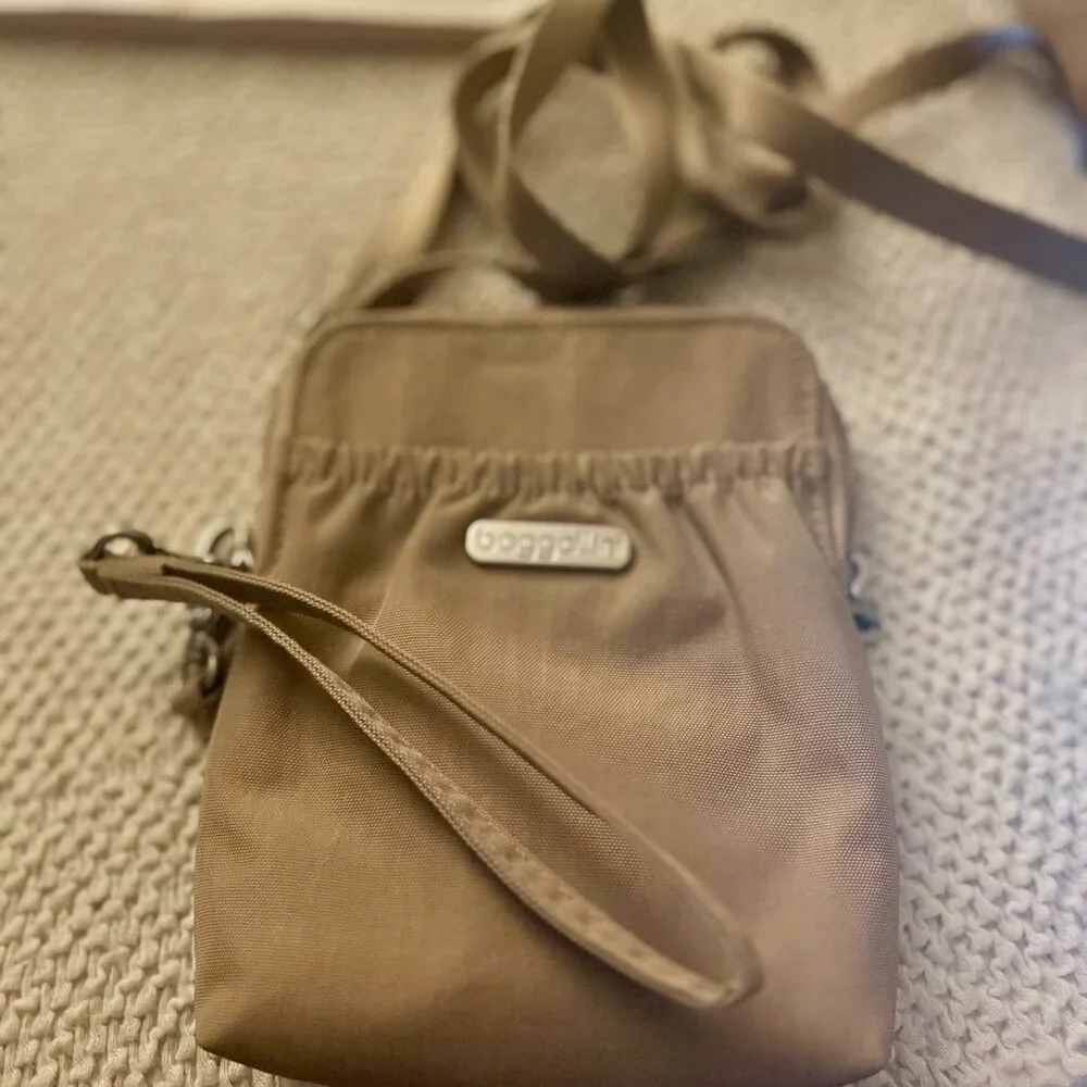 Baggallini RFID Crossbody Wristlet with Zipper Closure - Picture 9 of 9